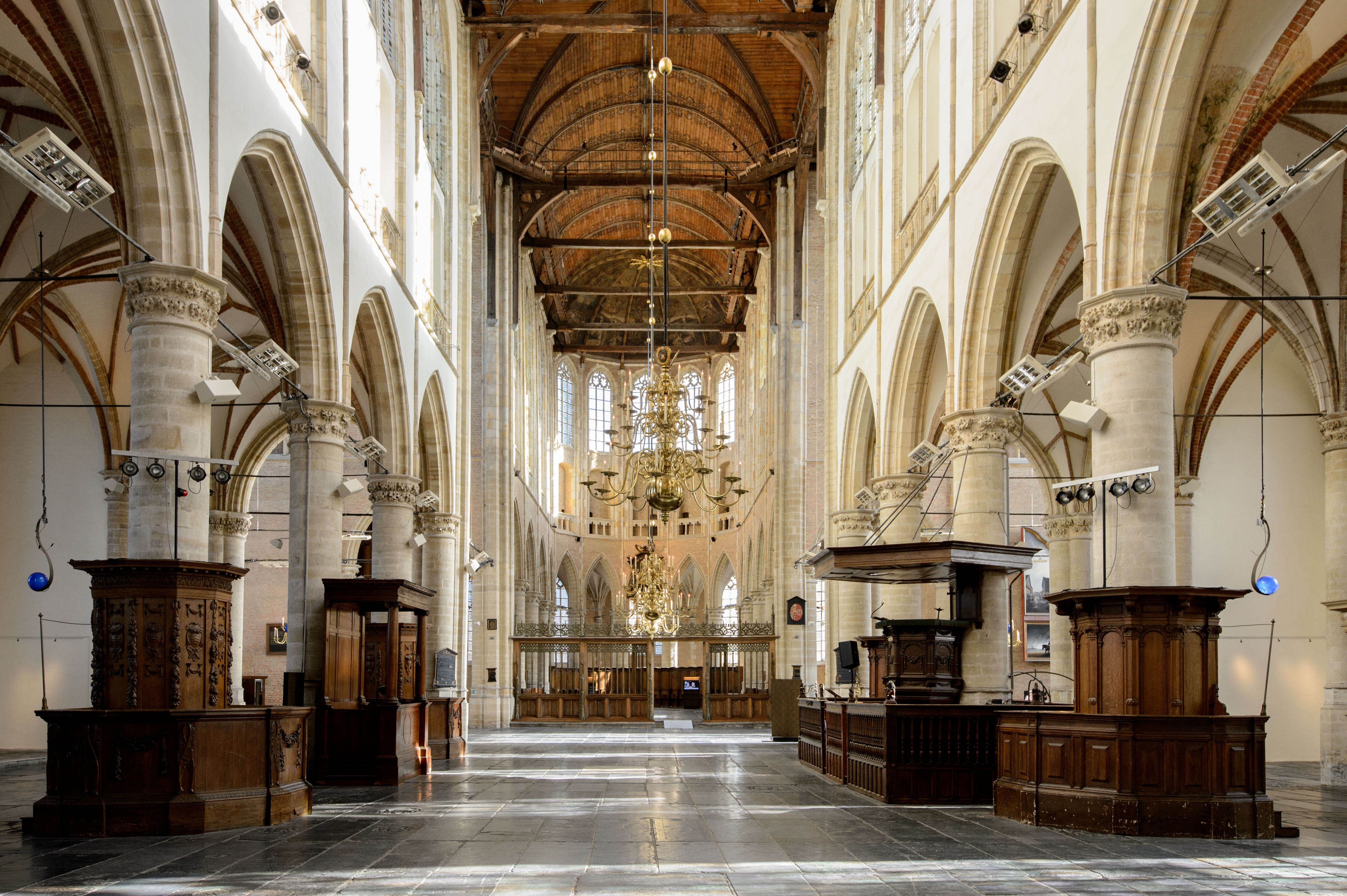 Rondleiding betreft koorhek, dooptuin en herenbanken