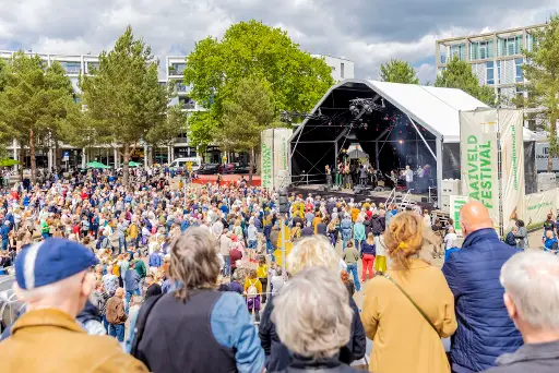 Uit in Apeldoorn:Maaiveld Festival