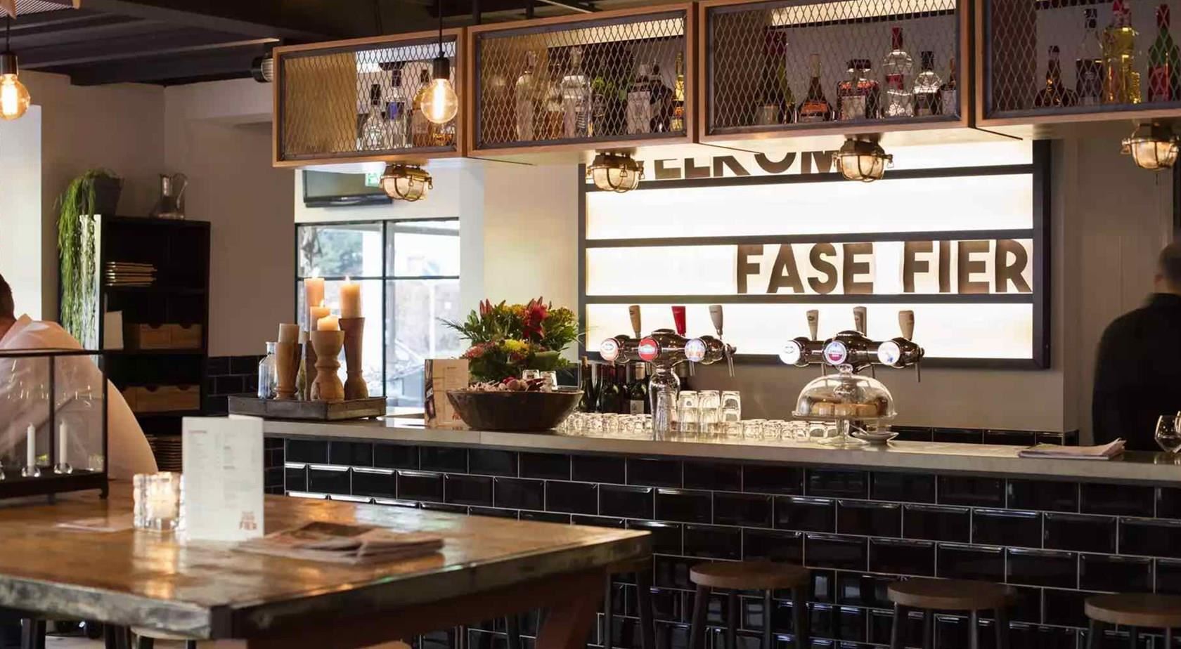 Bar binnen in het restaurant