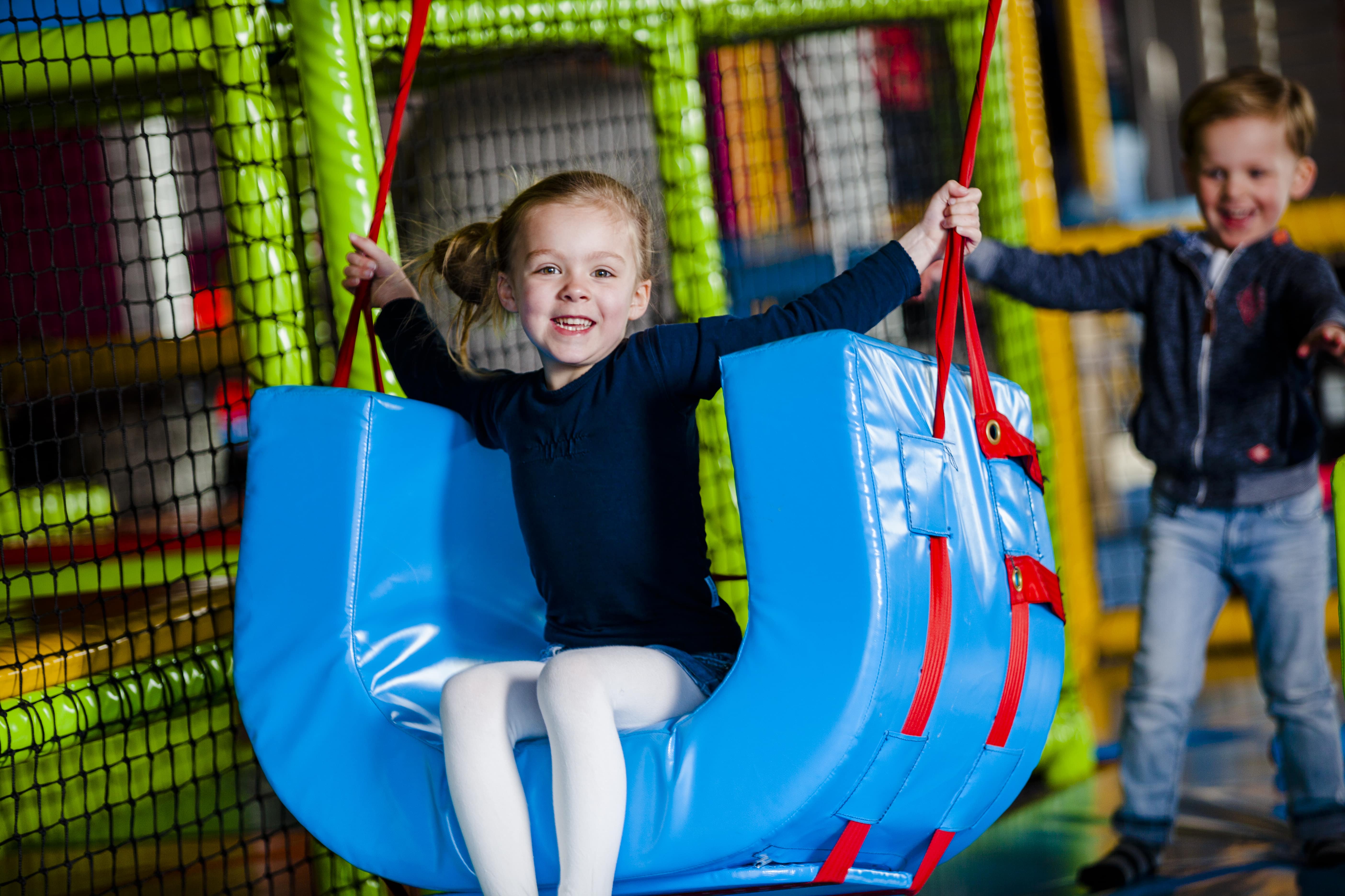 Meisje spelend bij Balorig 