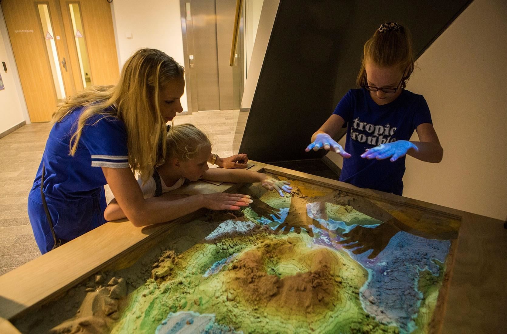 Interactieve tafel in het museum met licht en zand