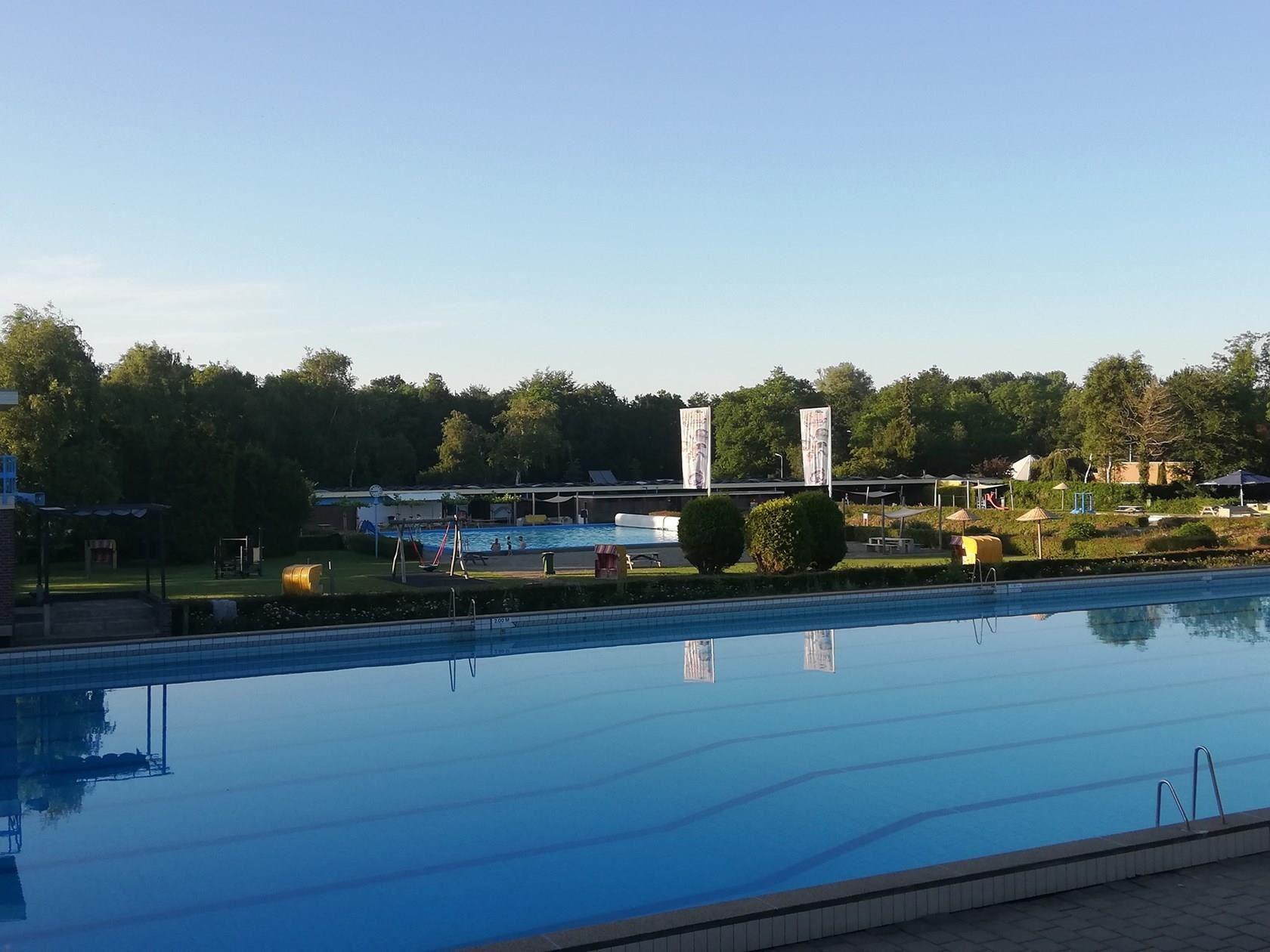 Buiten zwemmen in Heiloo bij Zwembad 't Baafje