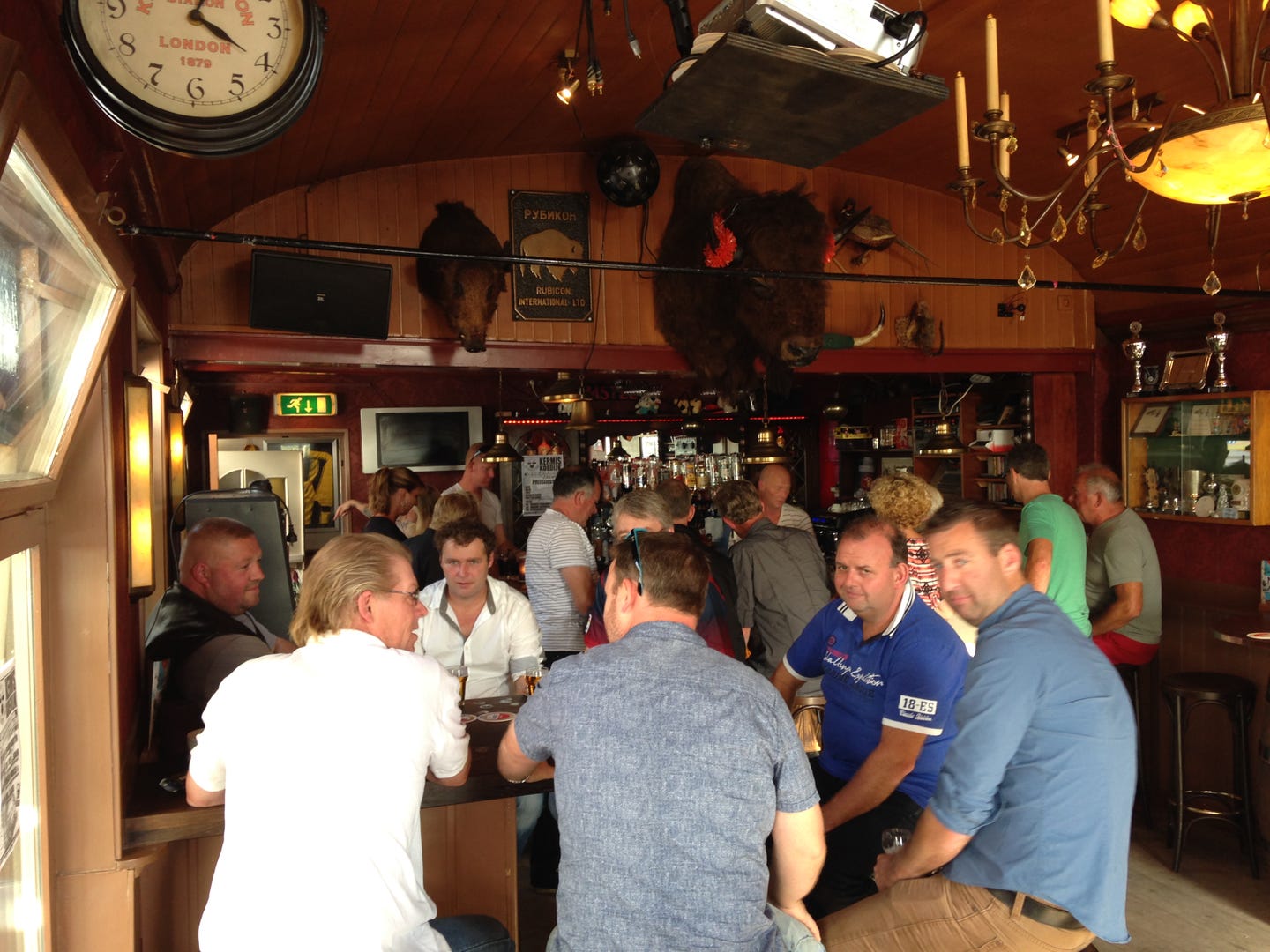 Gasten in Café De Bonte Koe