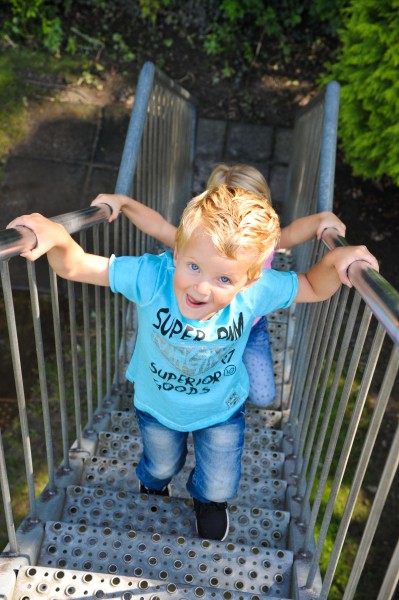 Kinderen op de trap naar de glijbaan