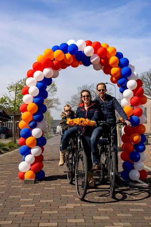Gezinnen fietstocht Koningsdag Klarenbeek