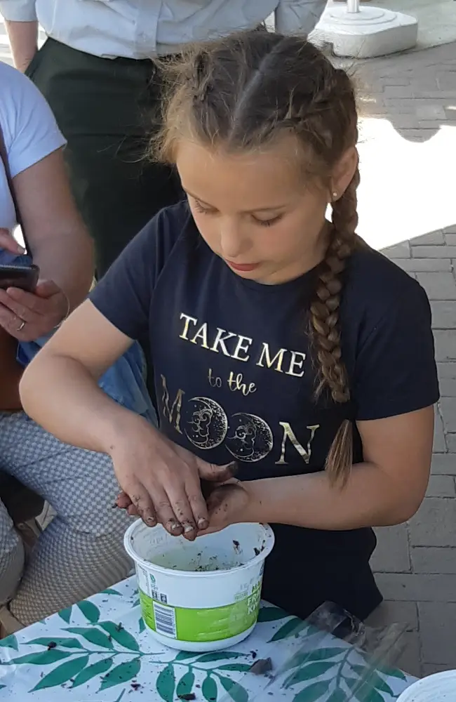 Zaadbommetjes maken bij Staatsbosbeheer ’t Leesten