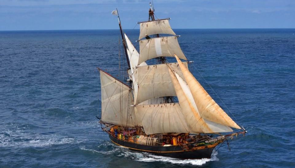 Meezeilen aan boord van de Tres Hombres