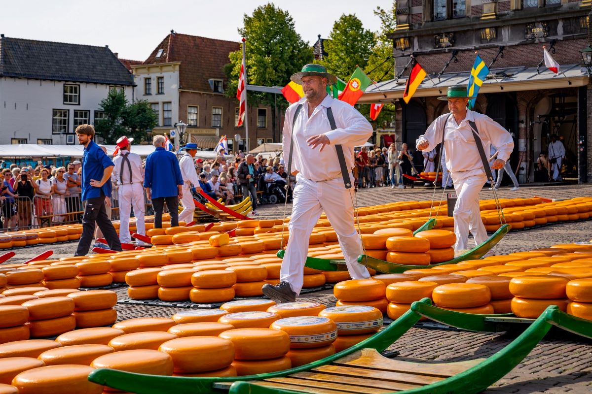 Kaasdragers op het Waagplein in Alkmaar