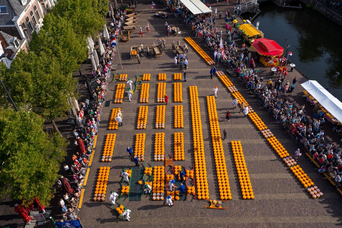 Kaasmarkt op het waagplein van bovenaf