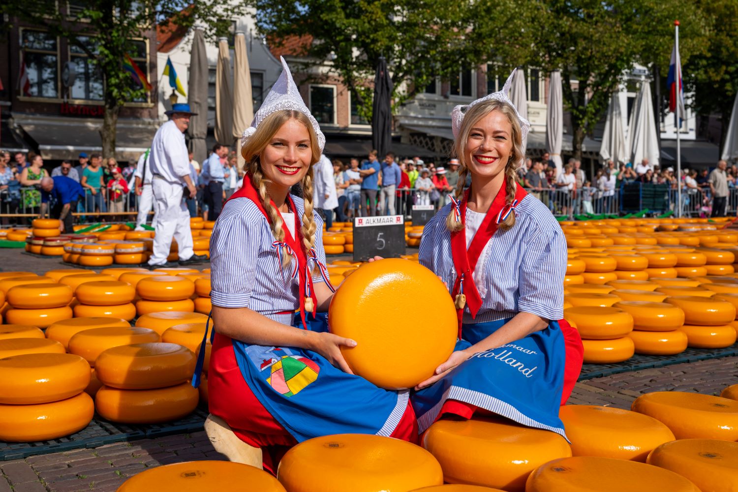 Kaasmeisjes op het Waagplein in Alkmaar