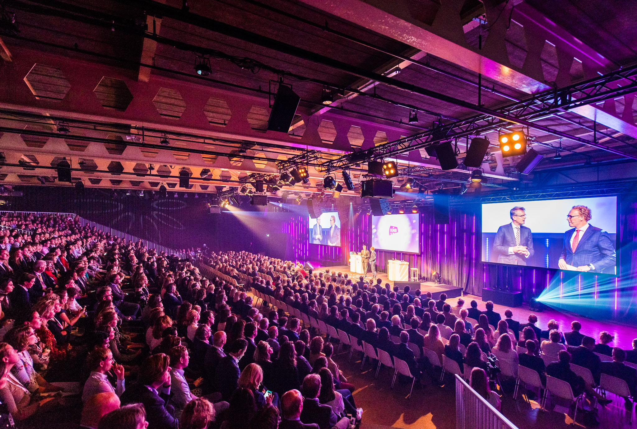 Tabaksfabriek, gedraaide tribune opstelling