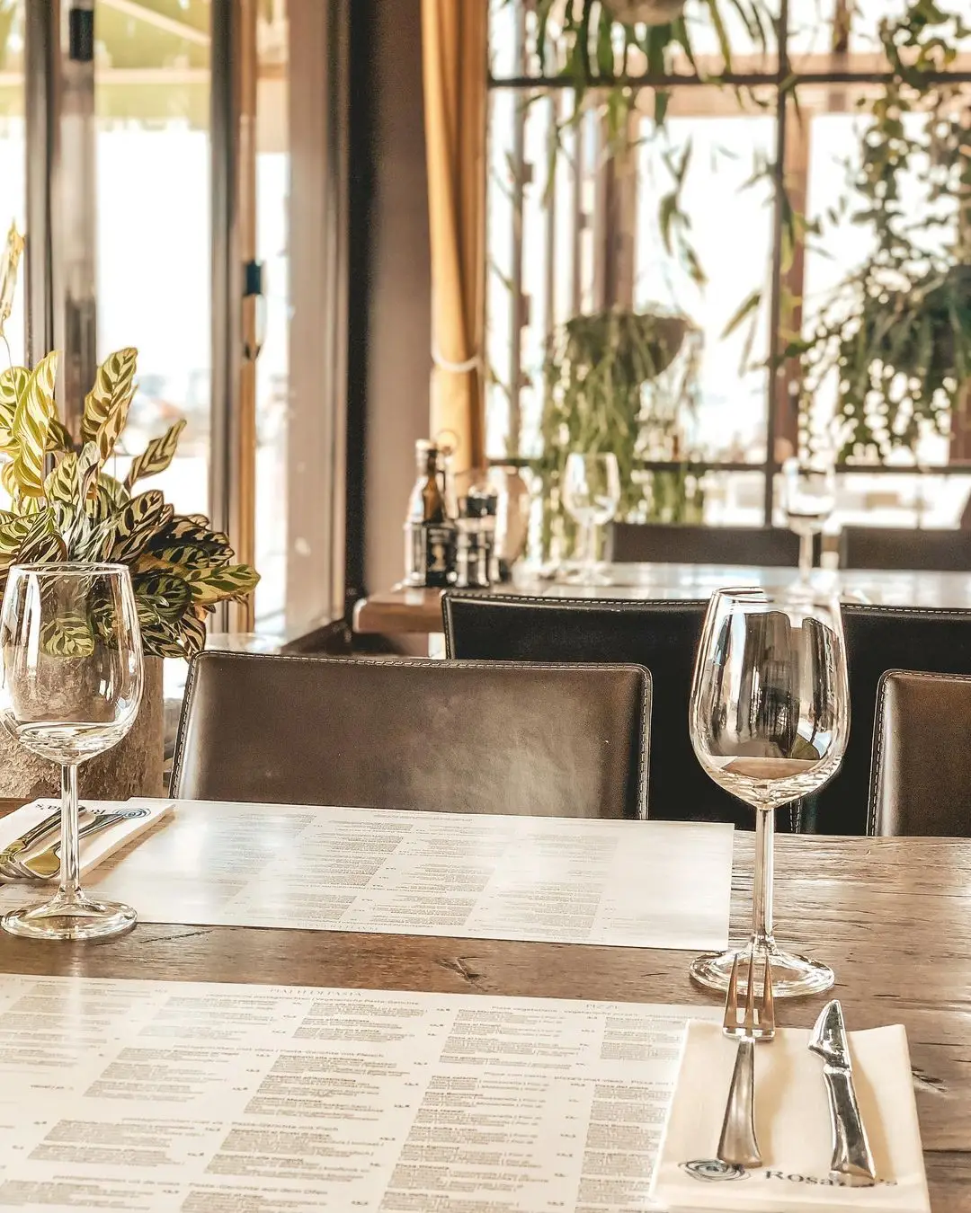 Tafel met wijnglazen restaurant Rosaria's