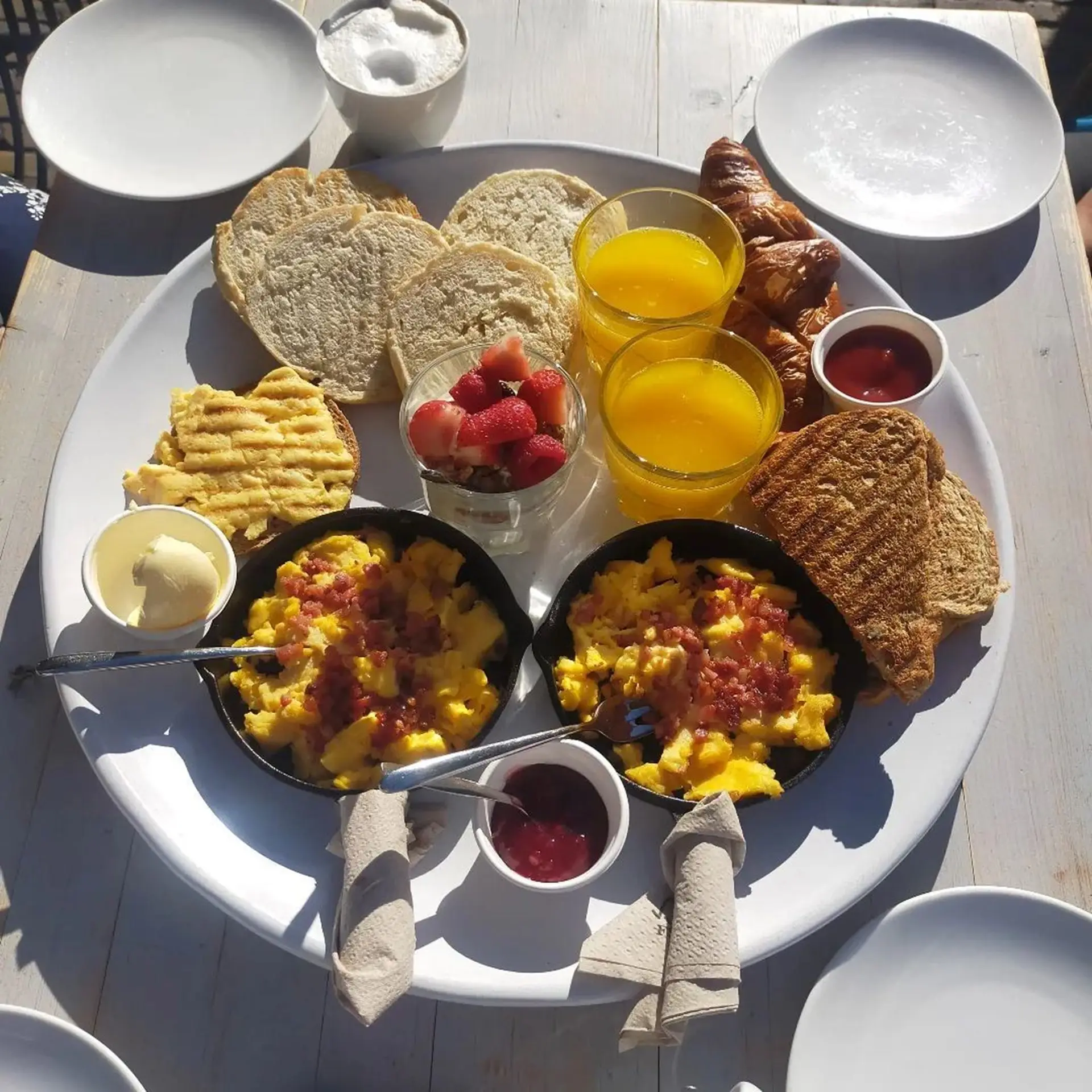 Lunch bij toast bord met broodjes, jus s'orange en fruit