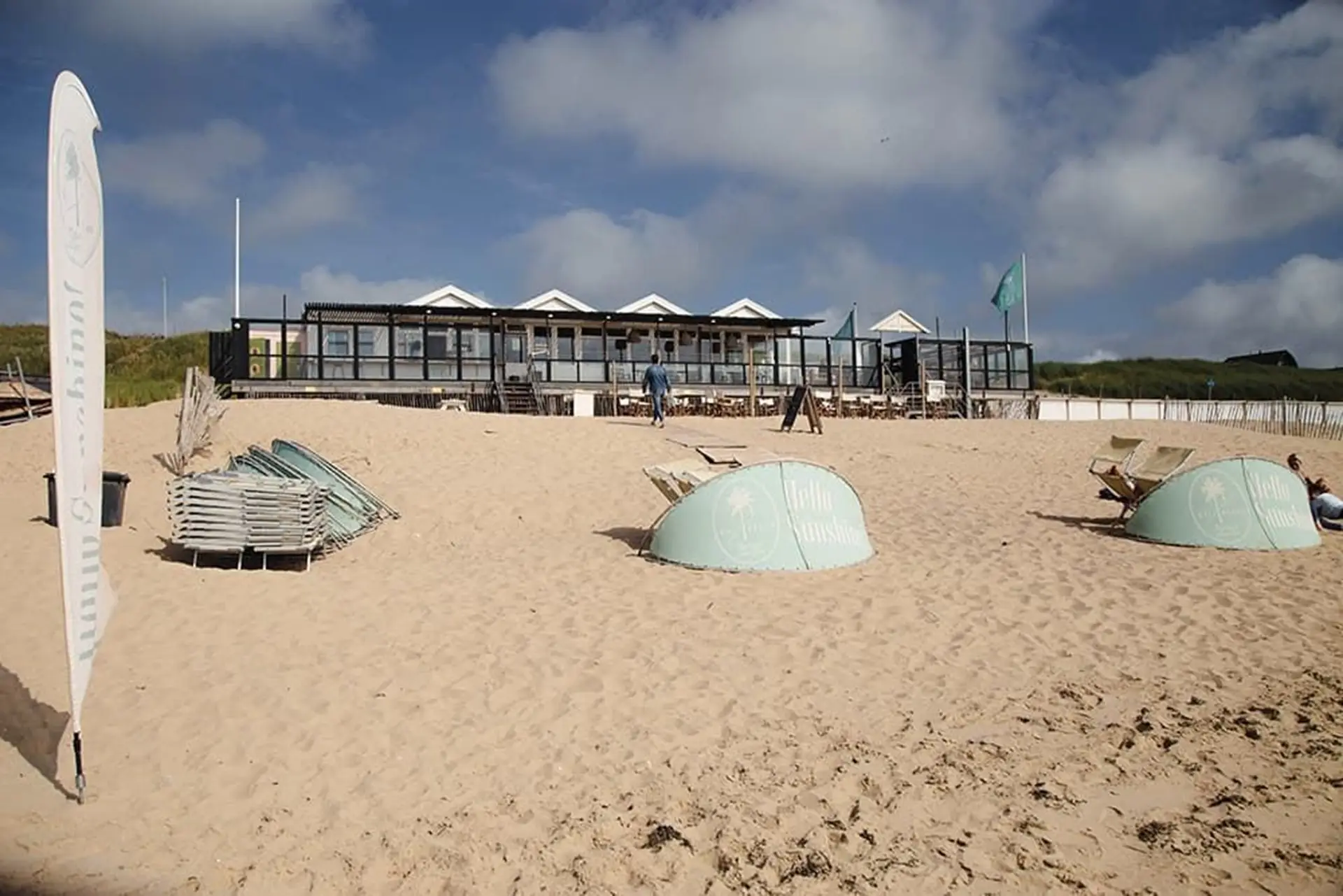 zicht vanaf het strand op strandpaviljoen Evi Beach