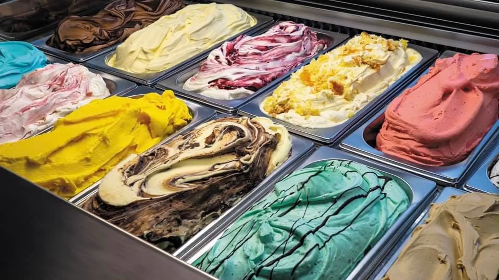 bakken met schepijs bij ijssalon ci vediamo
