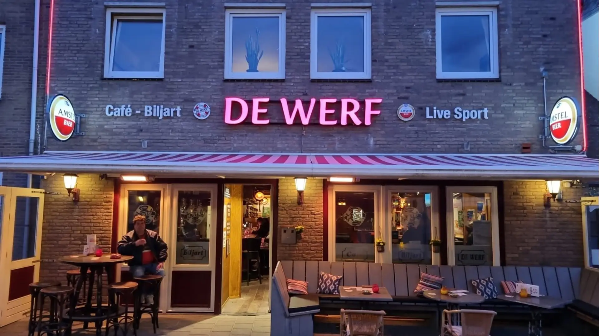 Buitenkant met terras van Café de Werf 