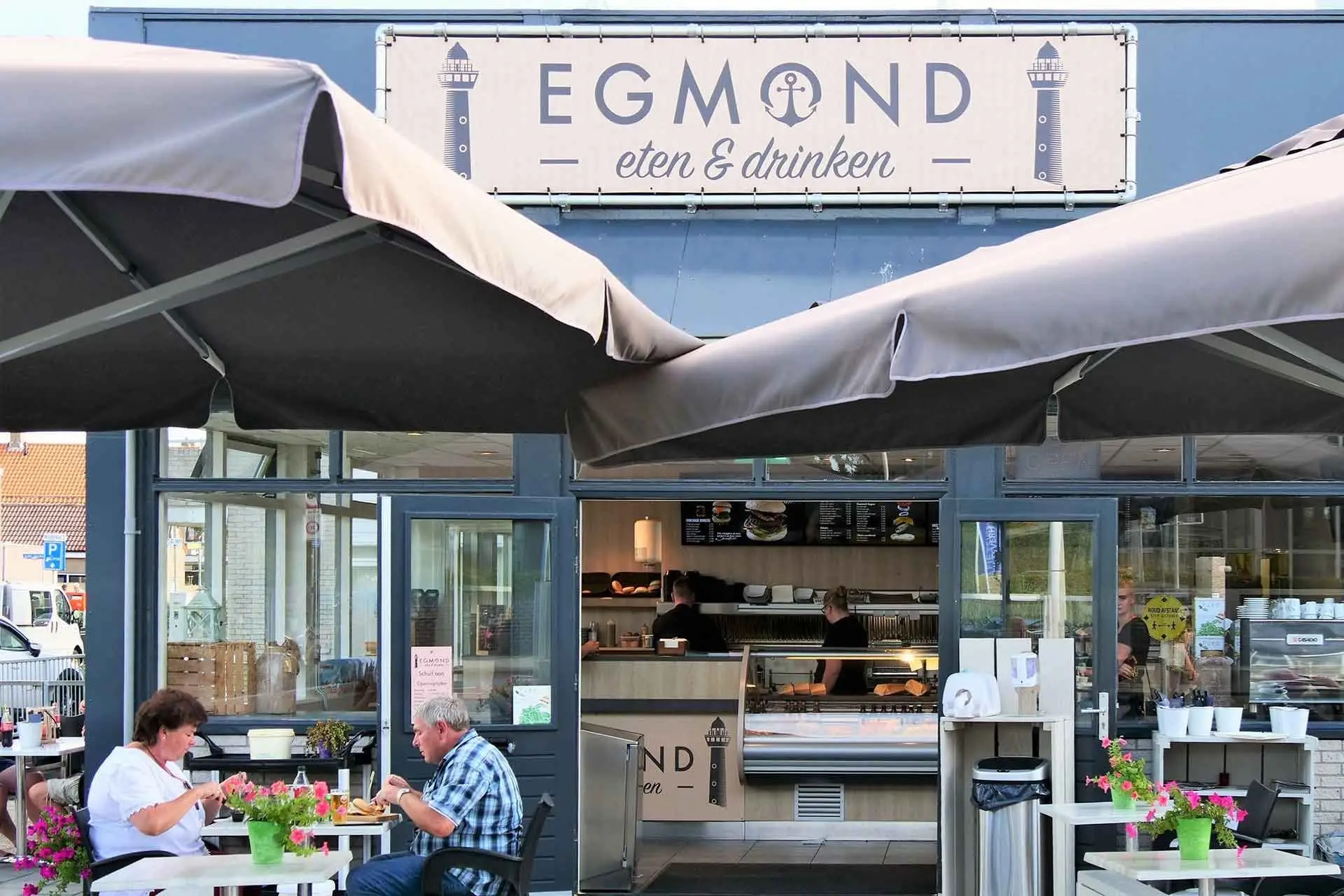 Buitenkant met terras van Cafetaria Egmond