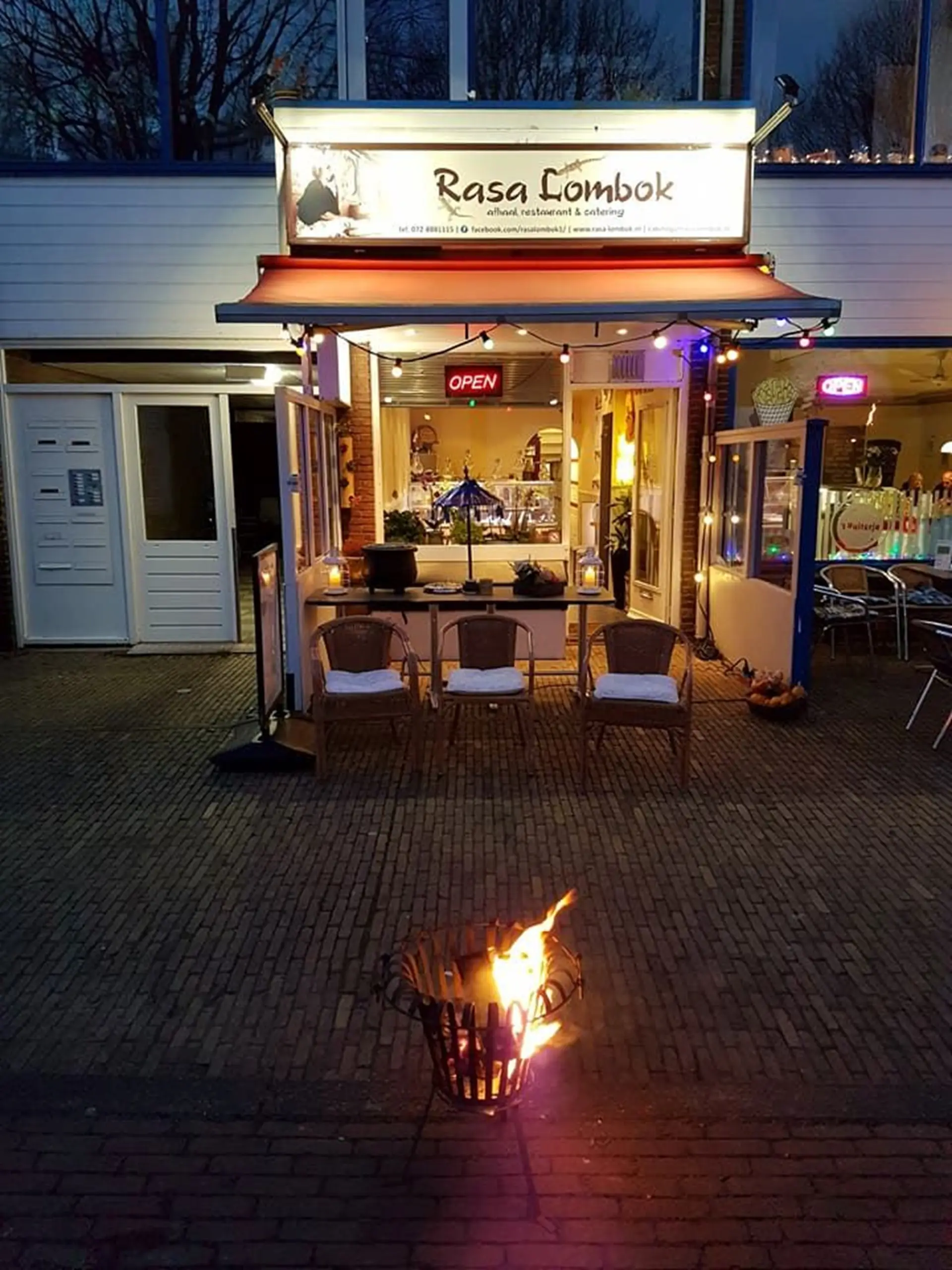 Buitenkant van Rasa Lombok met klein terrasje