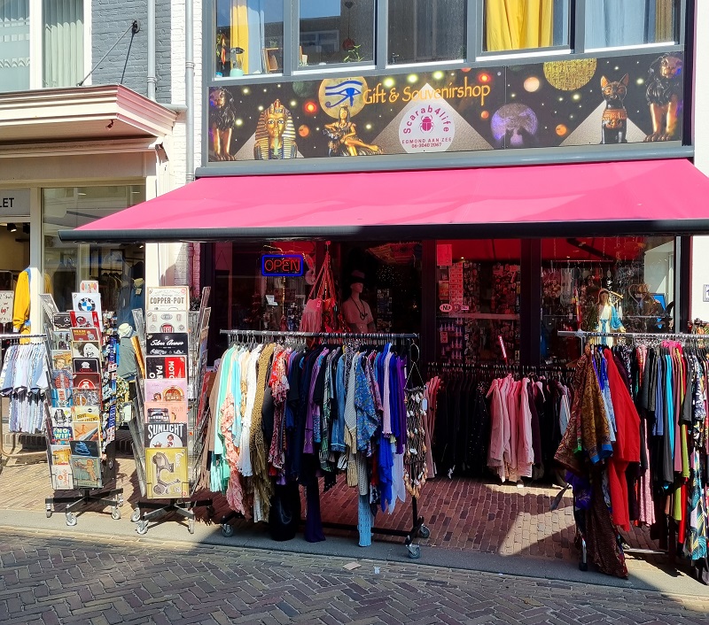 Voorkant Scarab4Life met kaarten en kledingrekken