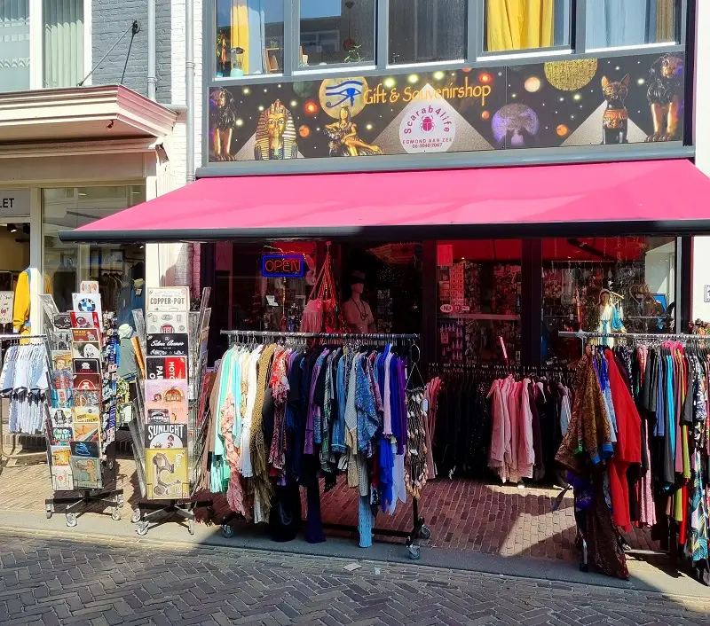 Voorkant Scarab4Life met kaarten en kledingrekken