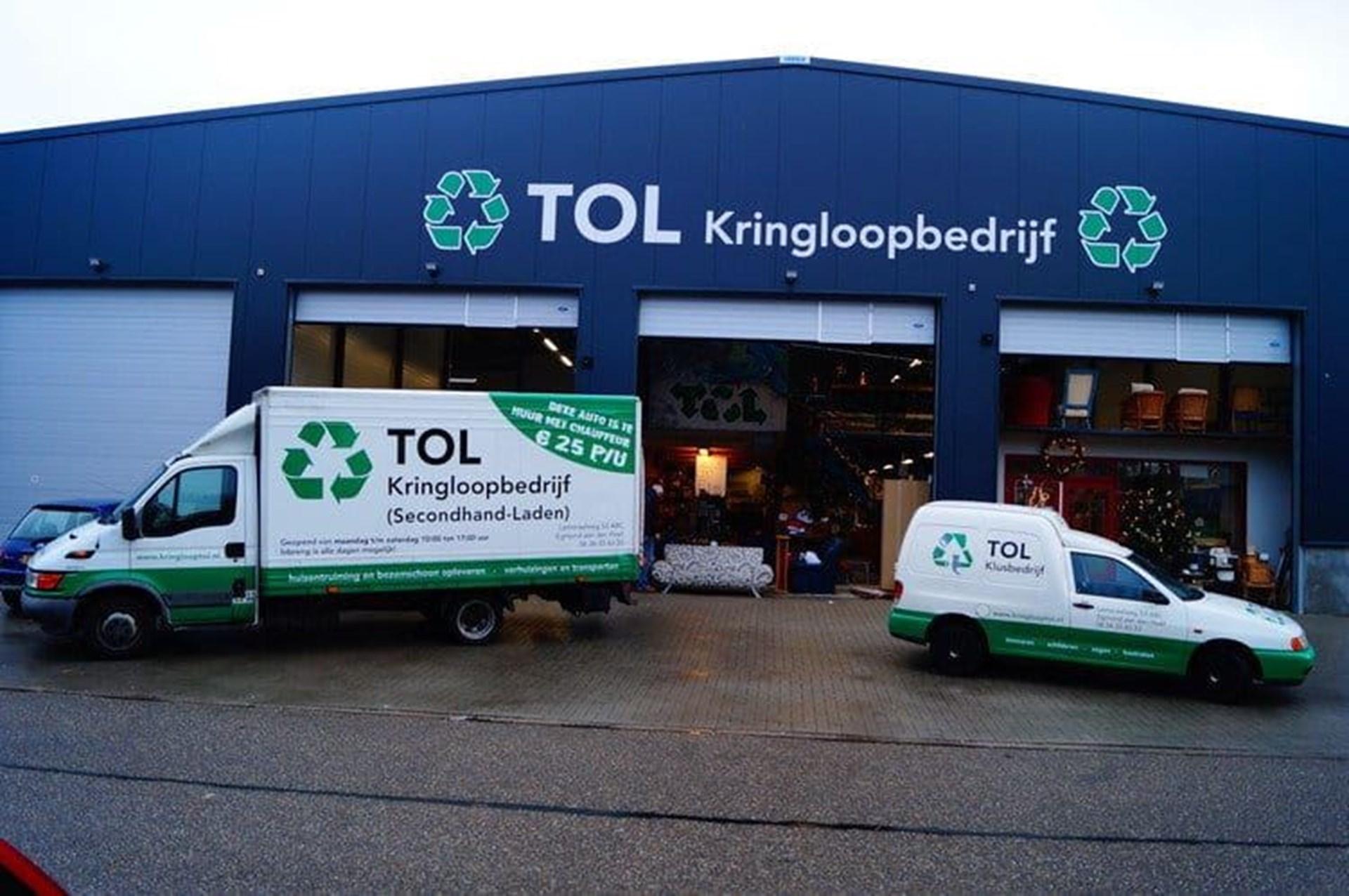 Kringloopbedrijf Tol buitenkant met auto's