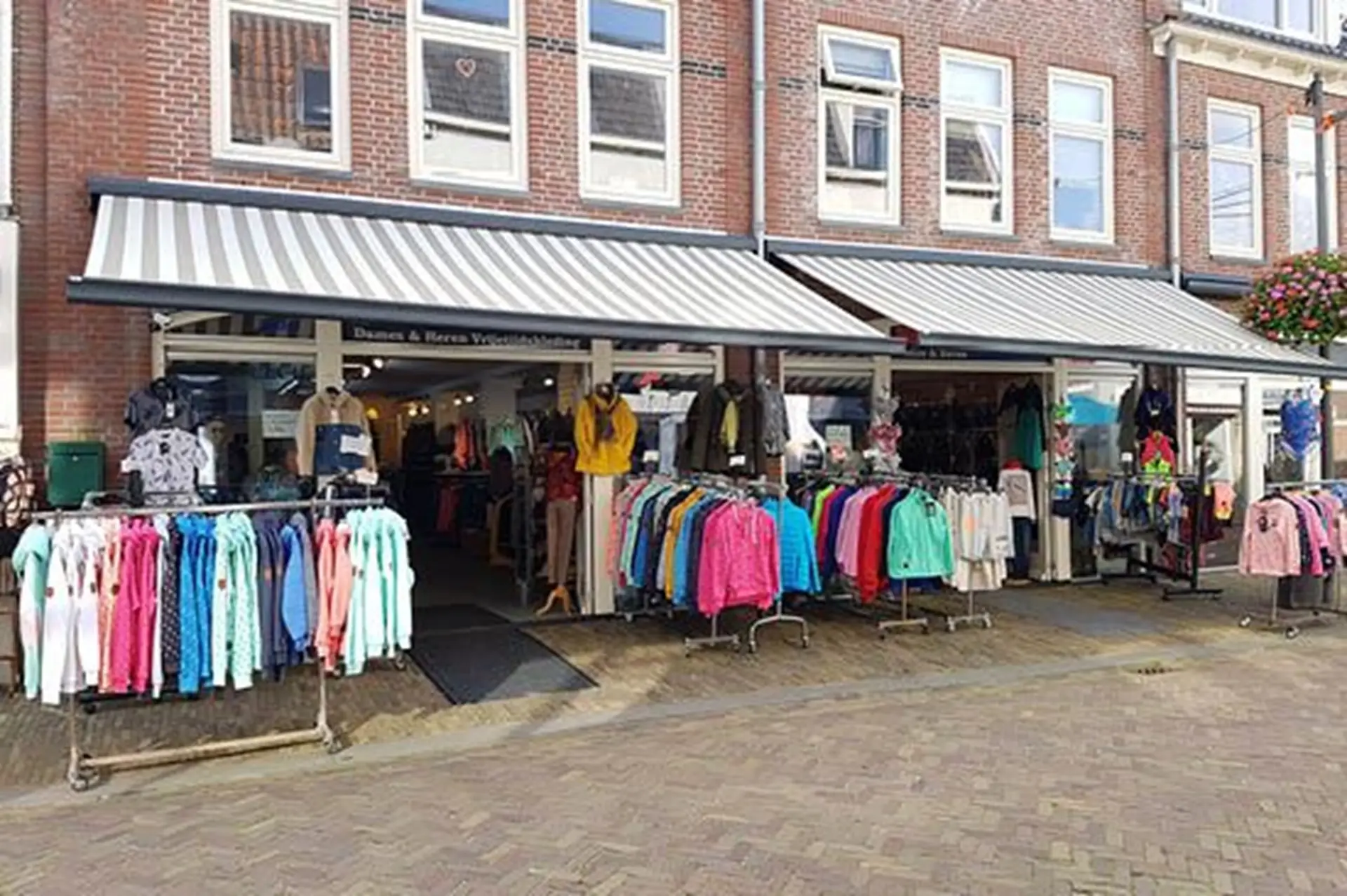 Buitenkant van Sima Fashion met kledingrekken