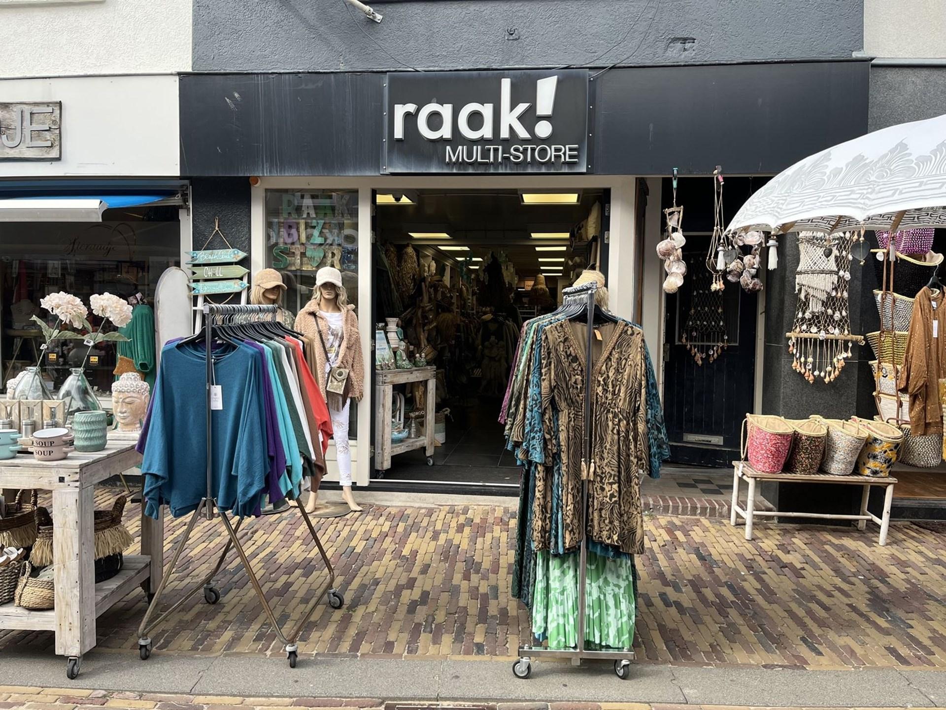 Raak! Ibiza Store buitenkant met kledingrekken