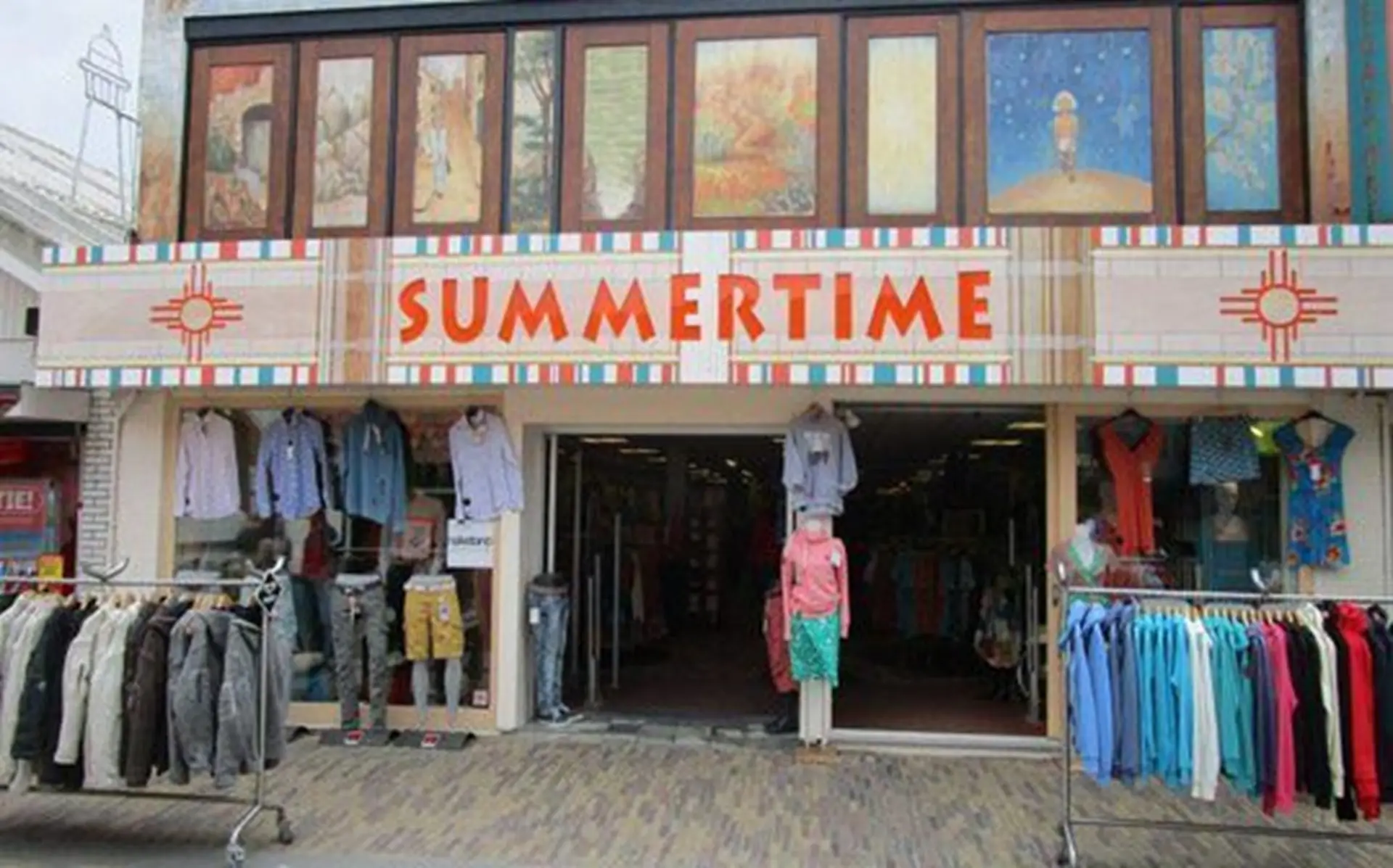 Buitenkant van Summertime met kledingrekken