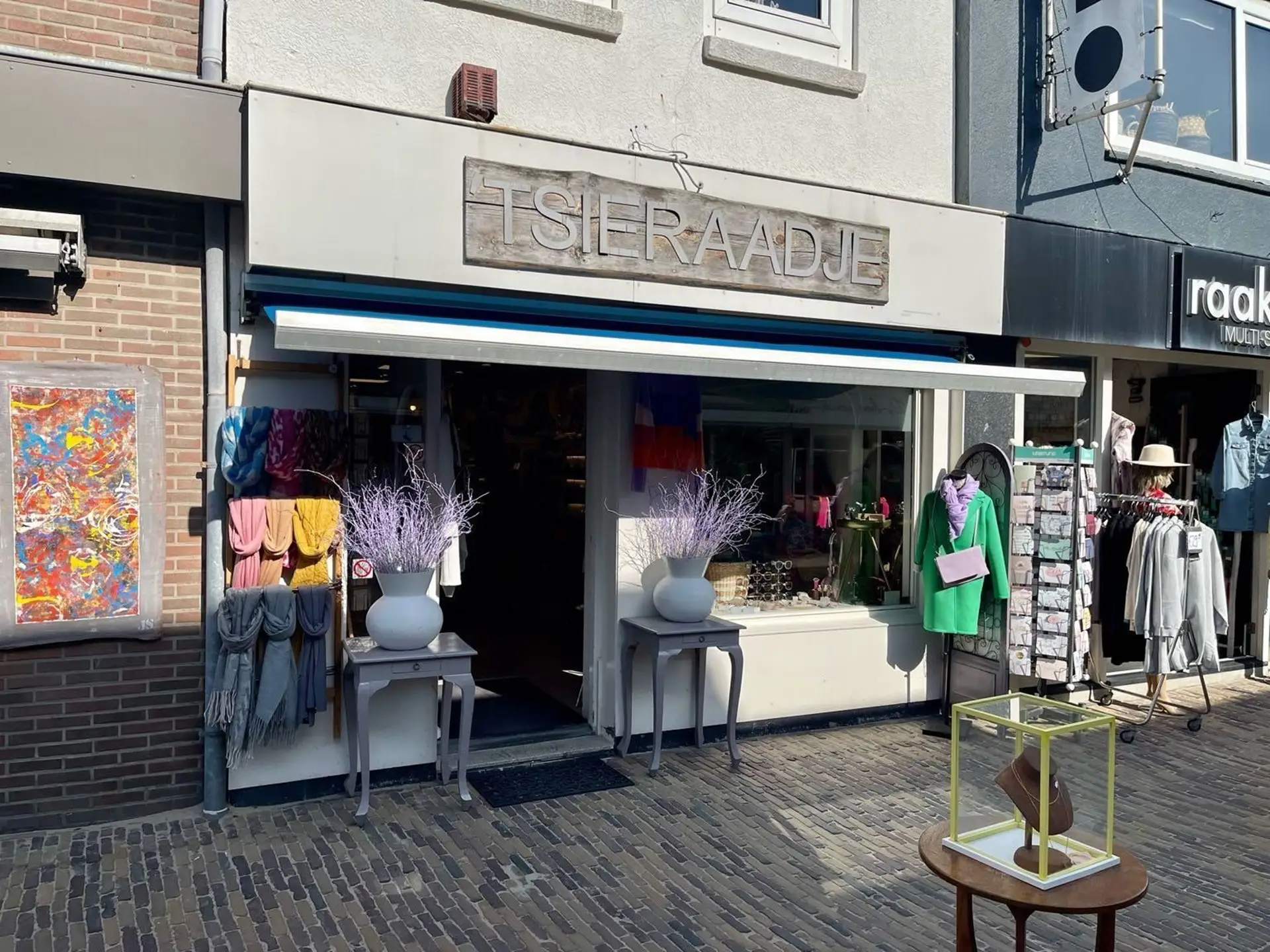 Buitenkant van winkel 't Sieraadje
