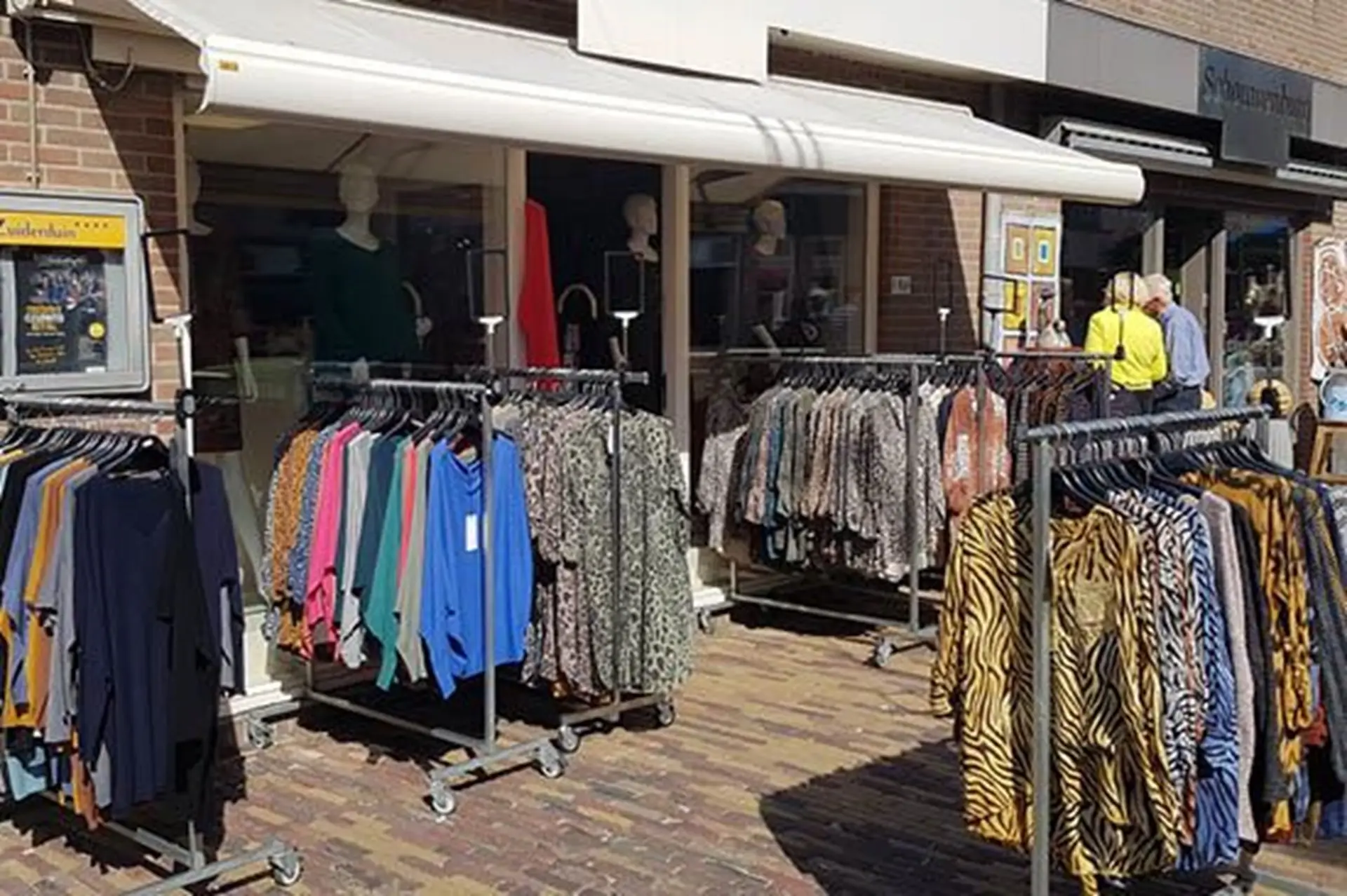 Buitenkant Jhon Mode met kledingrekken