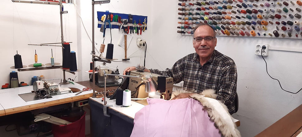 Abdul in zijn Textiel Atelier