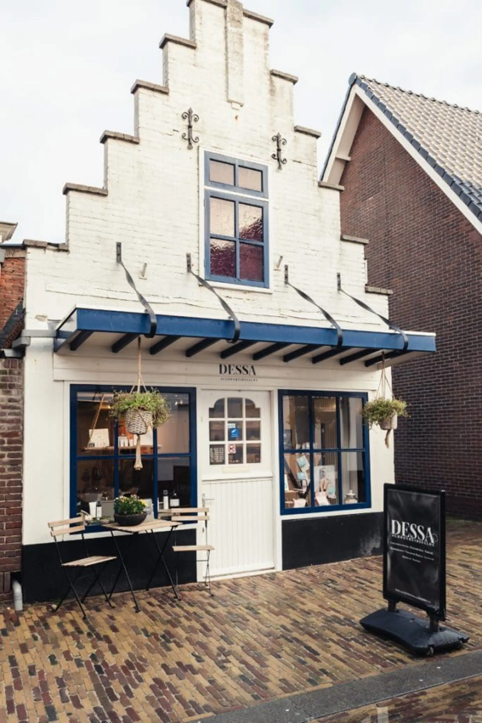 Wit pandje met trapgevel van Schoonheidssalon Dessas