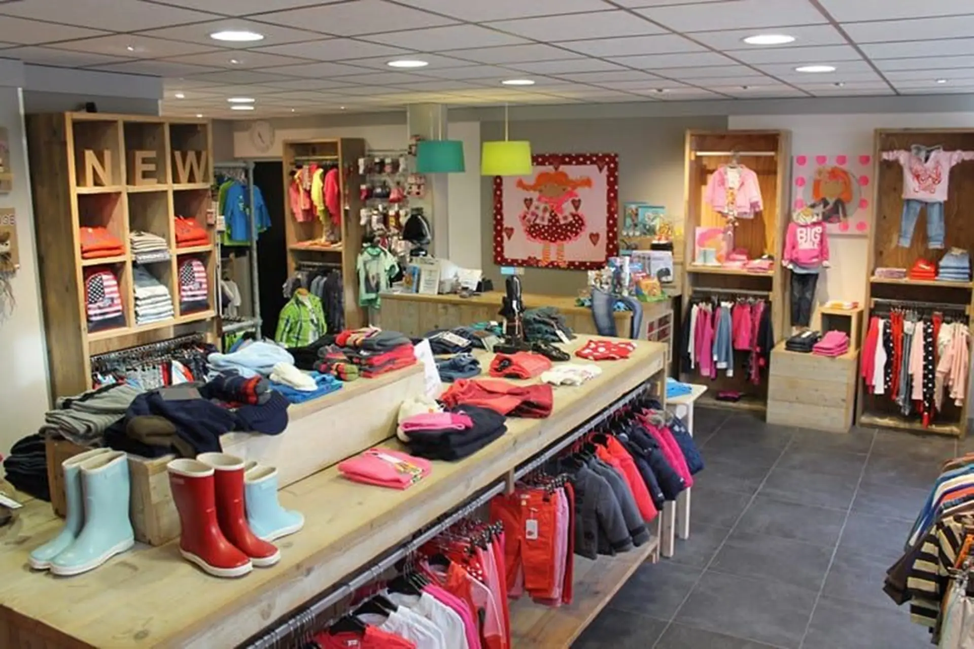 Interieur van kinderkledingwinkel Klein Grut