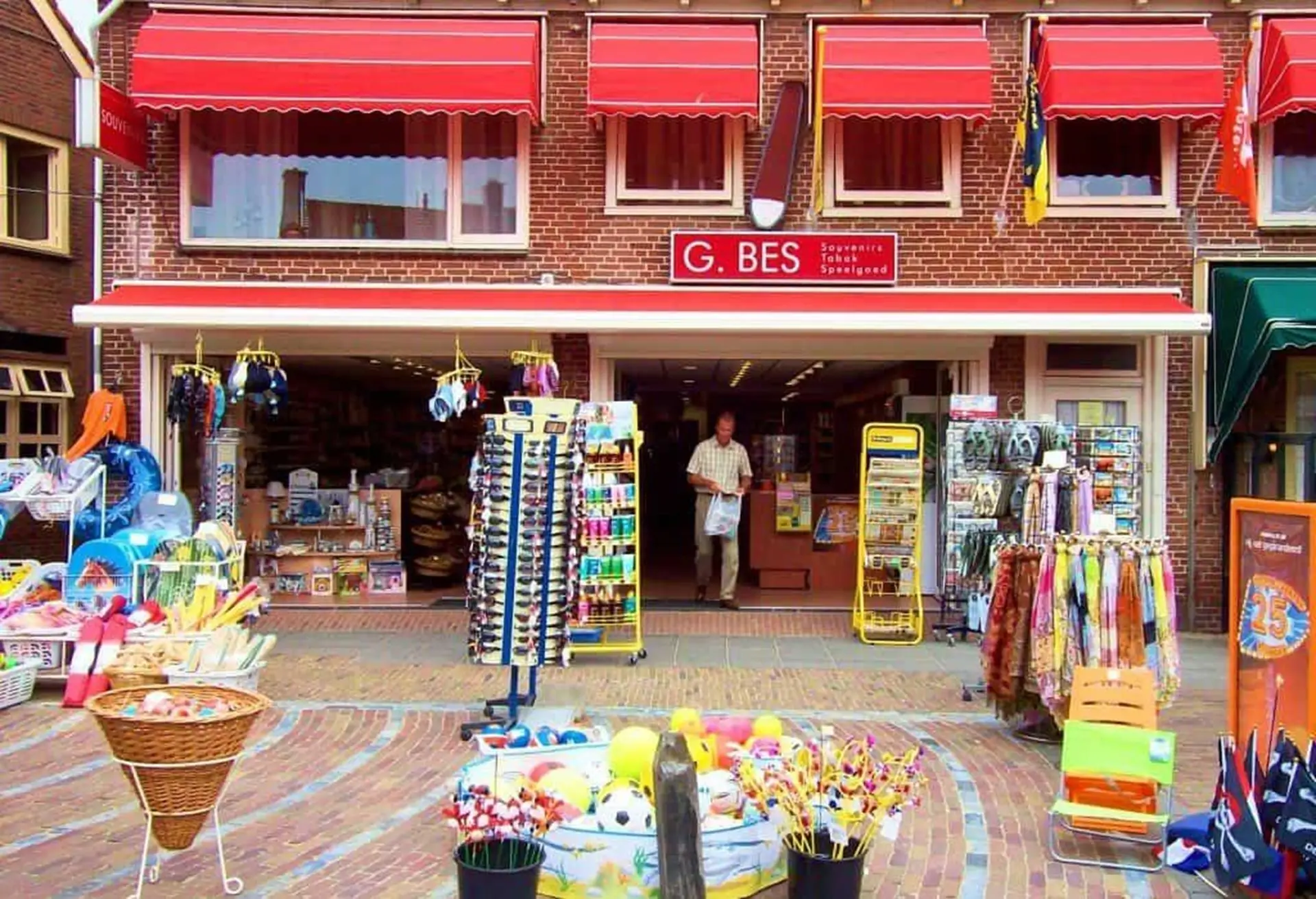 Buitenkant van G. Bes met speelgoed en strandartikelen