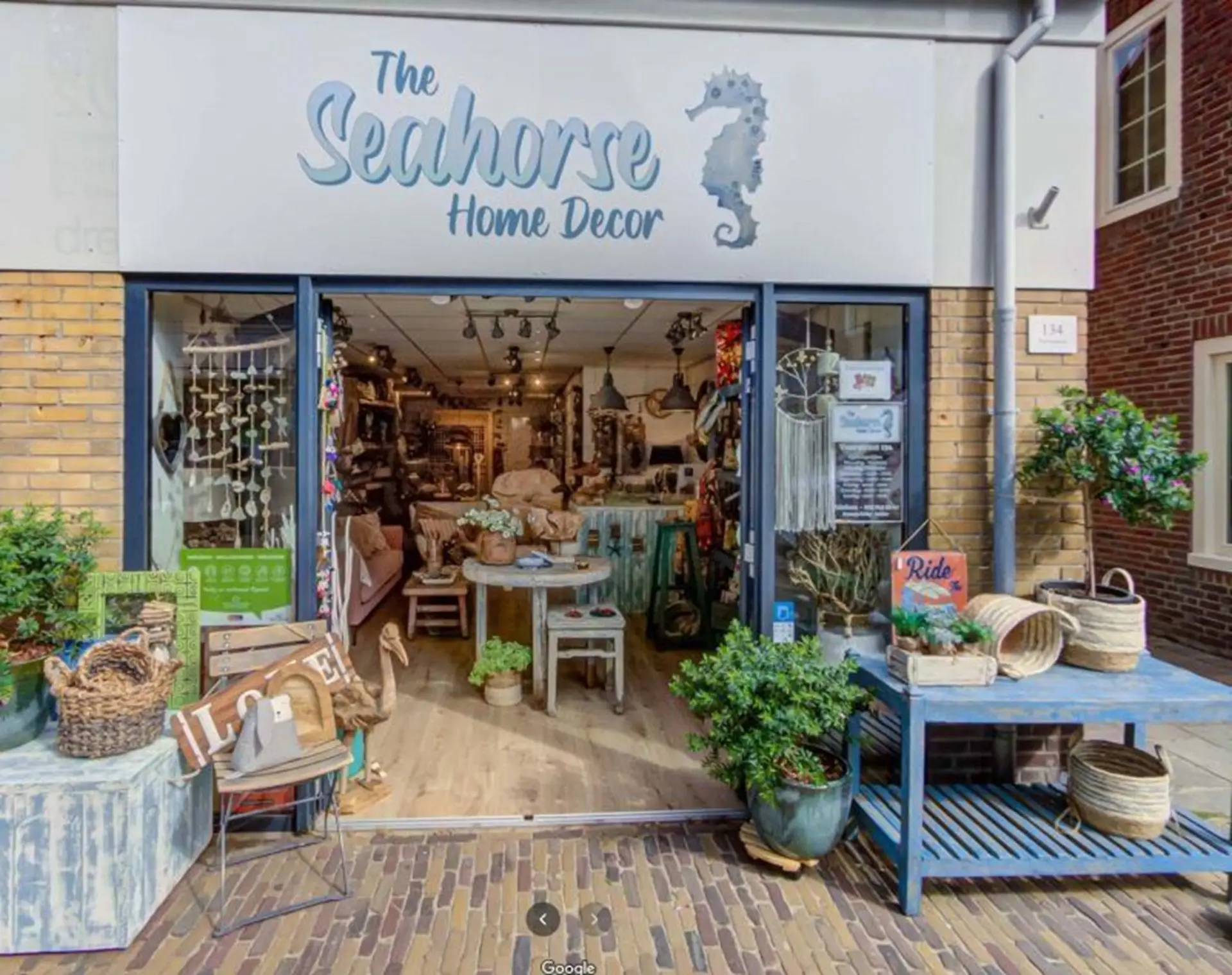 Voorkant van winkel The Seahorse met uitstalling