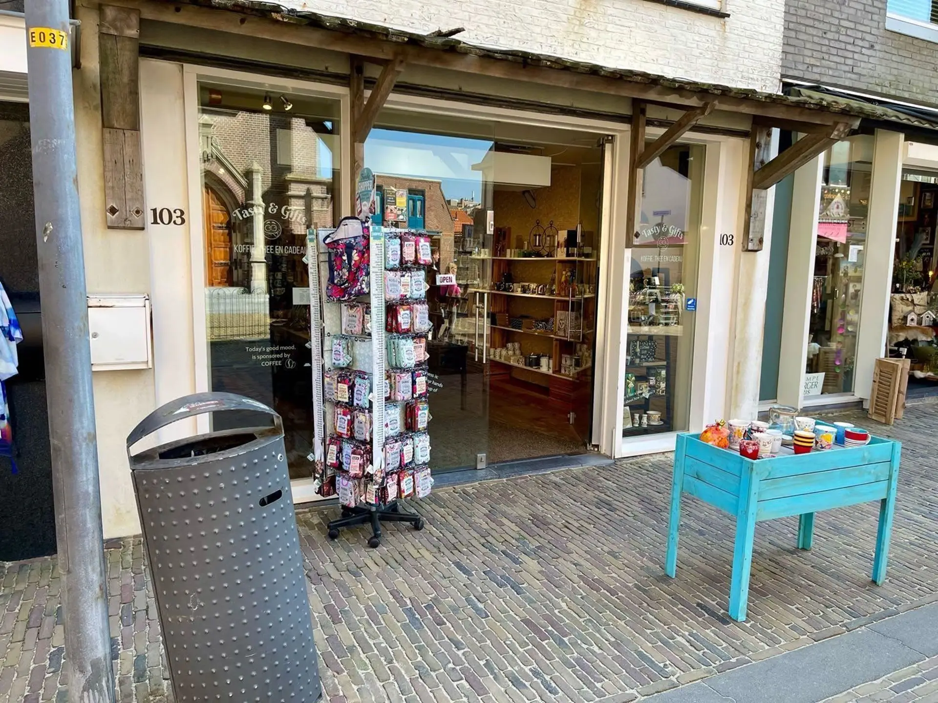 Buitenkant van winkel Tasty & Gifts