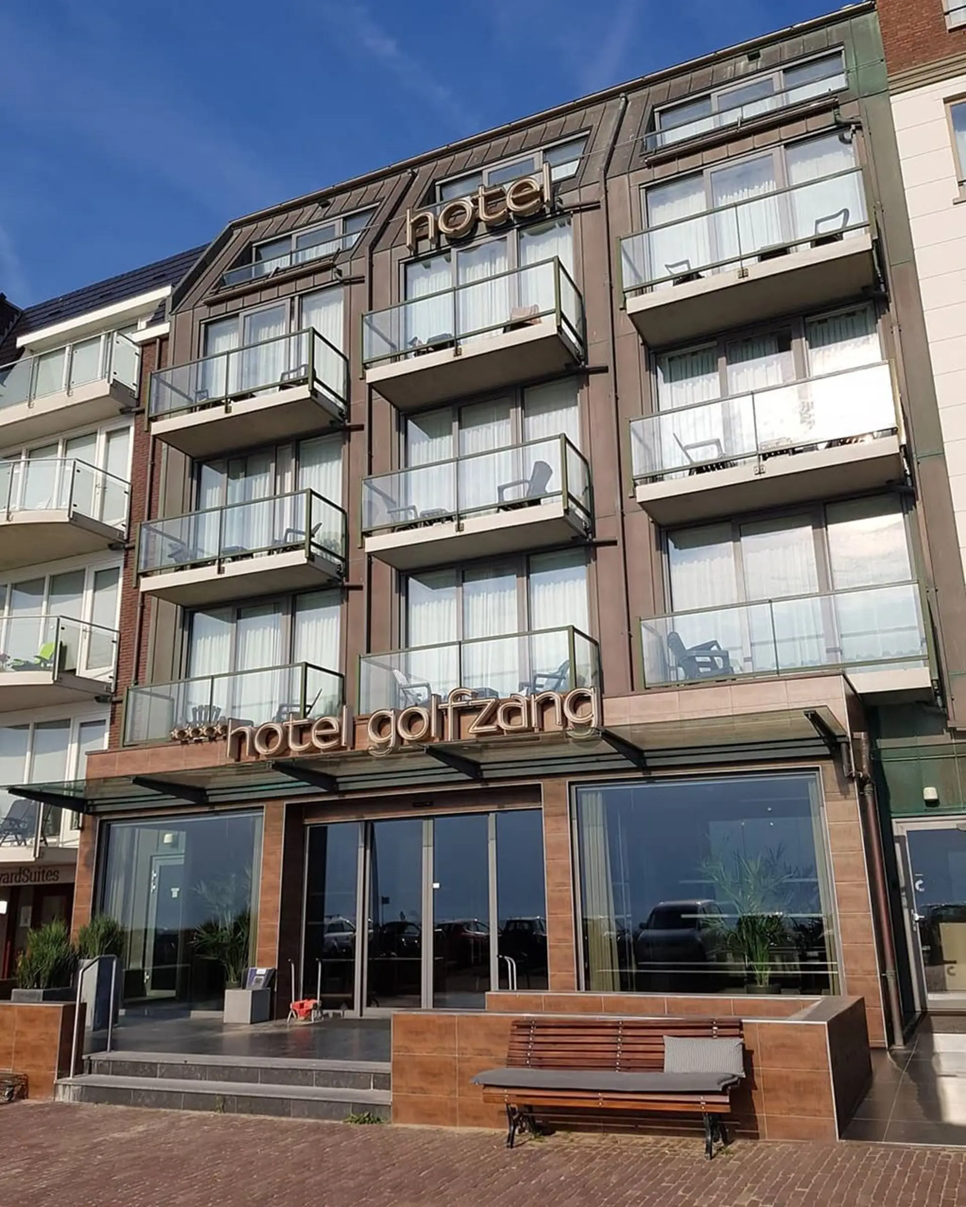 Voorkant van Strandhotel Golfzang