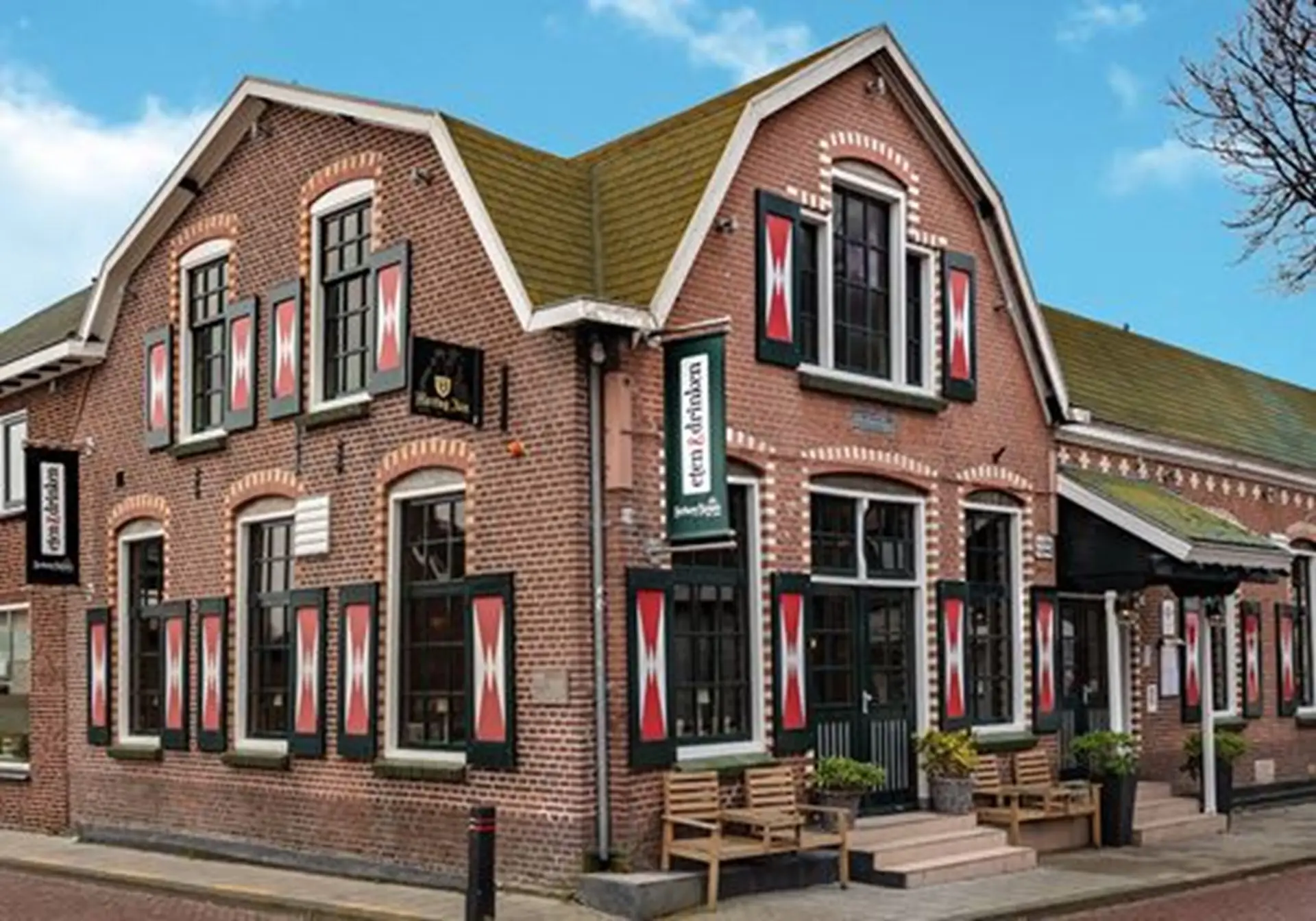 Buitenkant van Herberg Binnen, gelegen op een hoek