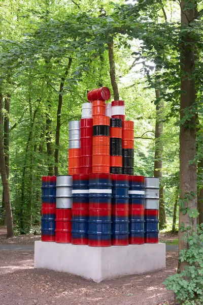 56 Barrels van Christo