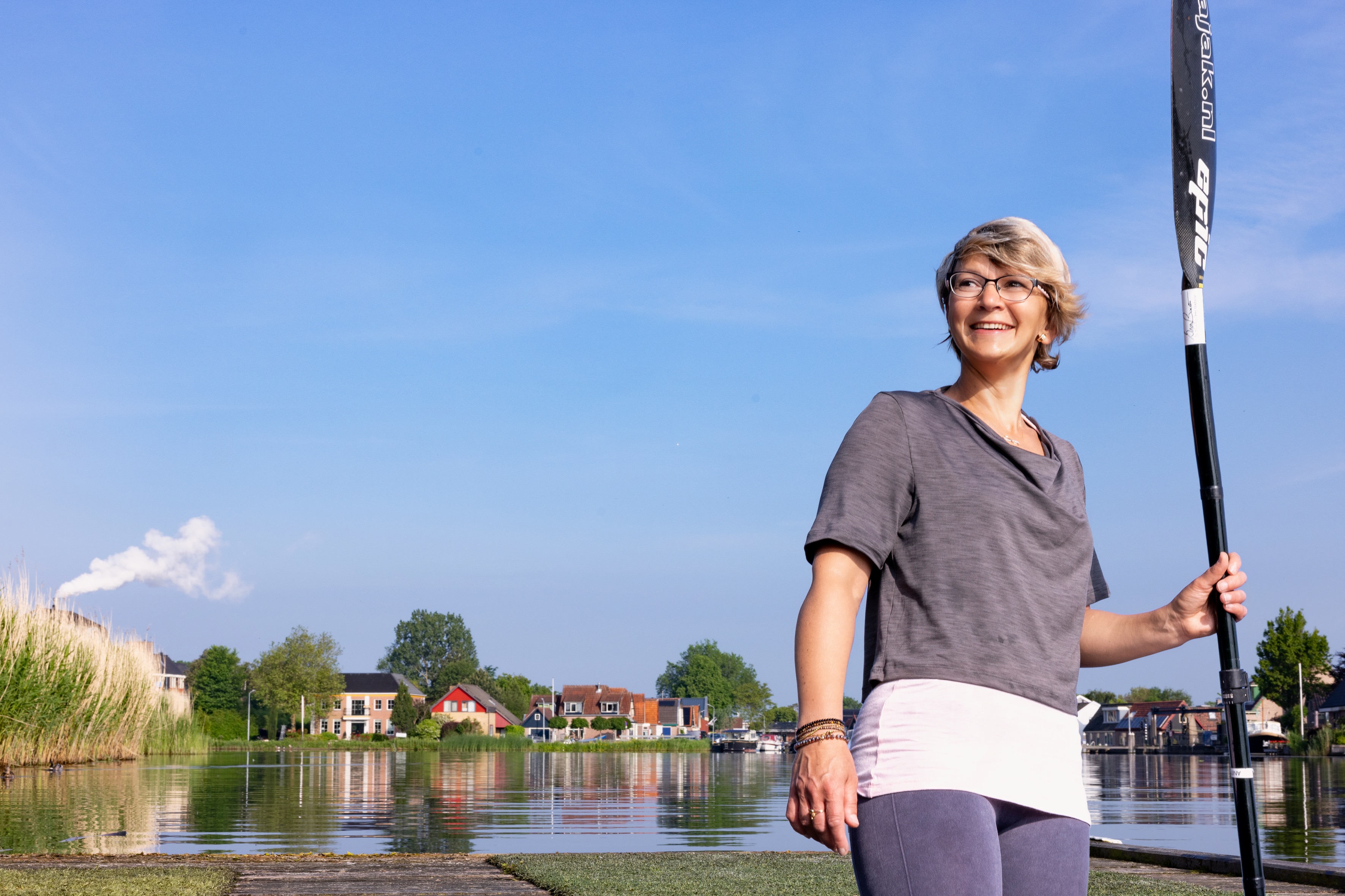 Anita Paceka   “Ik ben een echt buitenmens, hier voel ik me thuis”  “Ik ben anderhalf jaar geleden in Heerhugowaard komen wonen en toen heb ik gelijk een nieuwe kano gekocht. De omgeving hier is geweldig. Kanoën is mijn grote passie en ik ben graag op het water. Ik ben een echt buitenmens, hier voel ik me thuis.”   Aan het woord is voormalig topsporter Anita Paceka (41). Ze groeide op in Bezdan, een klein dorp in het noordwesten van Servië, vlakbij de grens met Hongarije. Als kind ontpopte zij zich als een groot kanotalent. Ze won maar liefst zeven nationale titels. Nu is ze lid van kanovereniging Kanowaard, dat is gevestigd aan de Westdijk in Heerhugowaard.