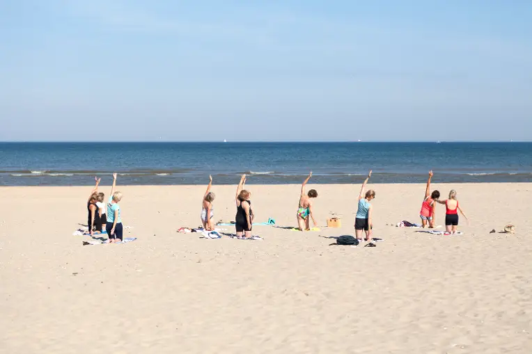 Yoga op het strand van Zandvoort