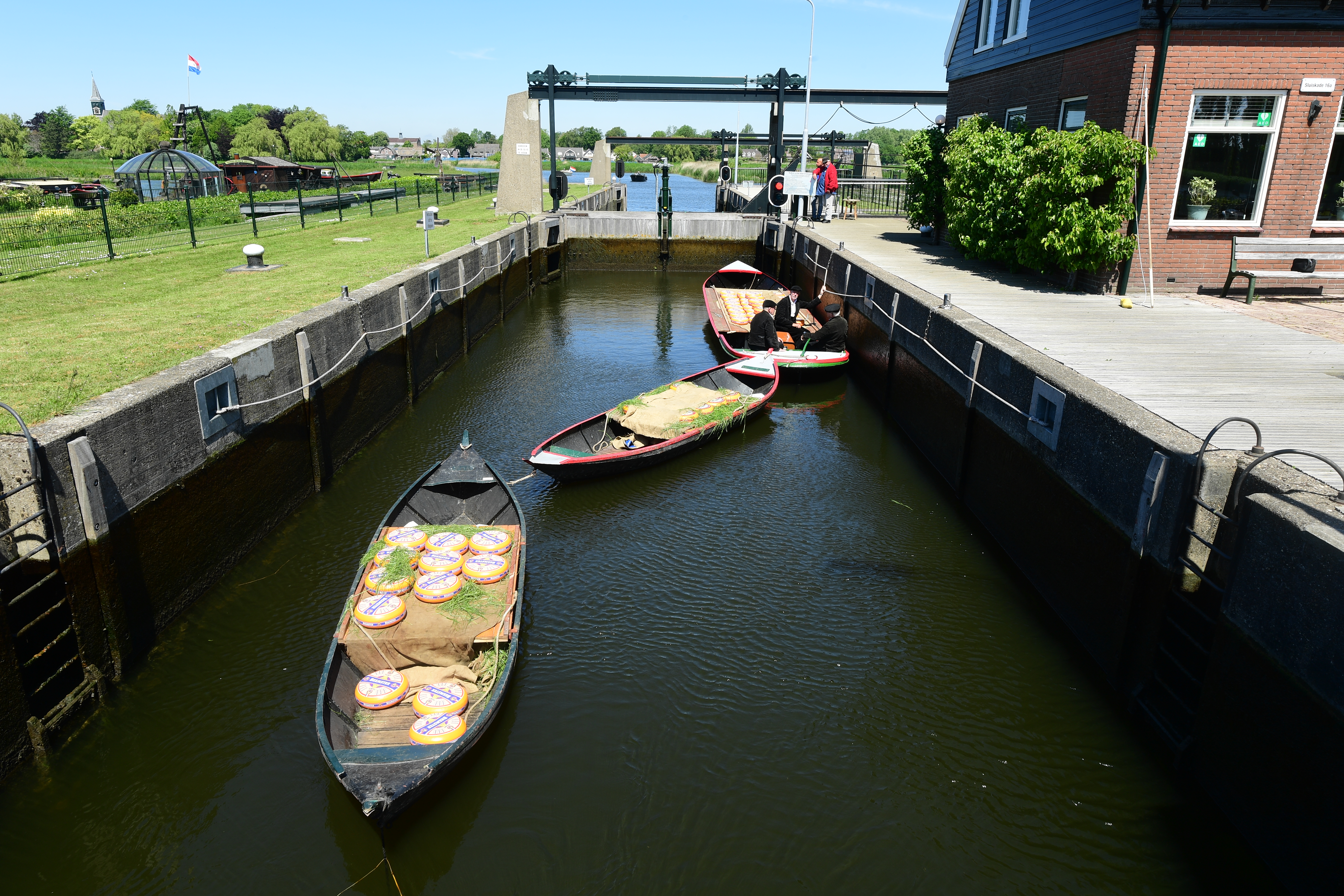 Sluis met sluiswachterswoning