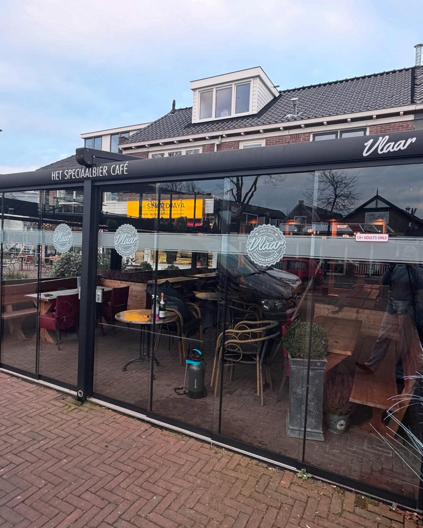 Voorkant Vlaar met de woorden: 'Het speciaalbier café'