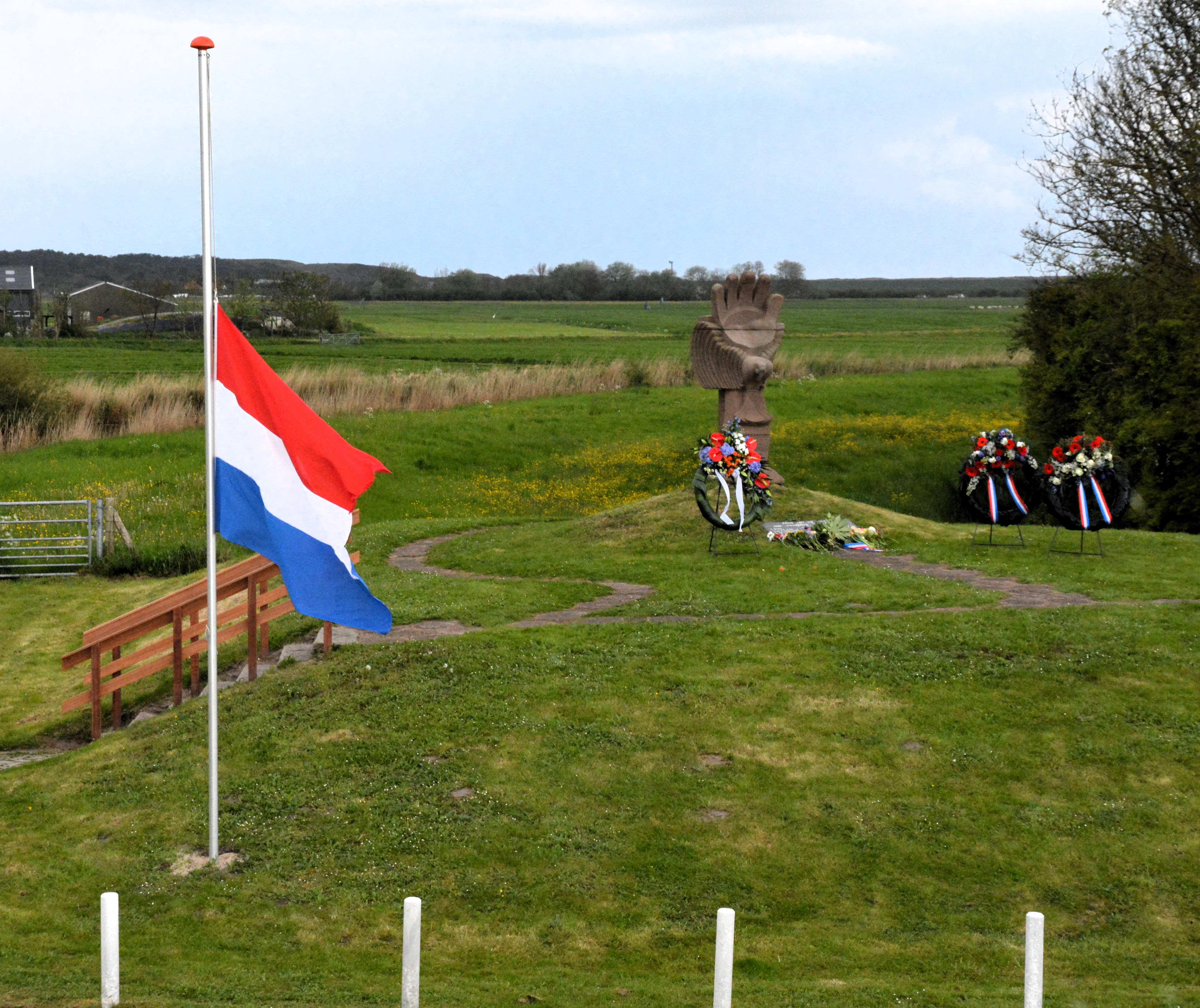 Nederlandse vlag halfstok