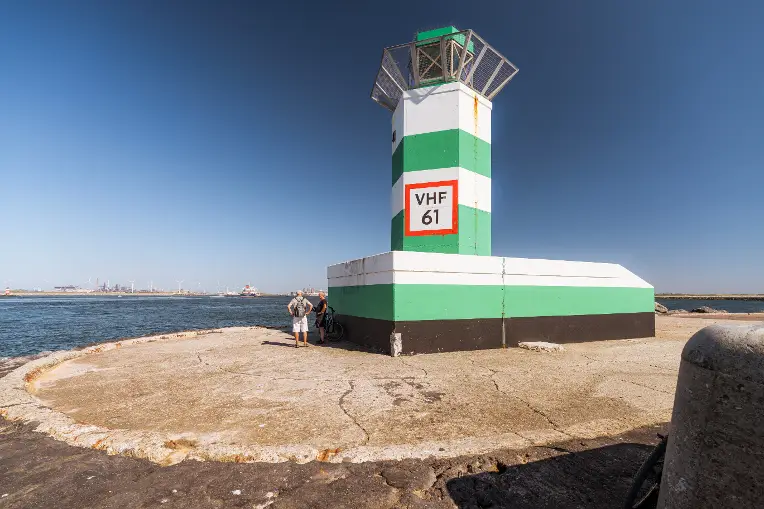 Vuurtoren aan het eind van de zuidpier in IJmuiden