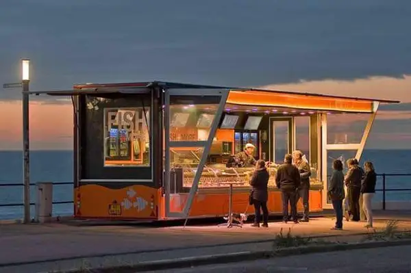 Viskar Fish and more met een ondergaande zon.
