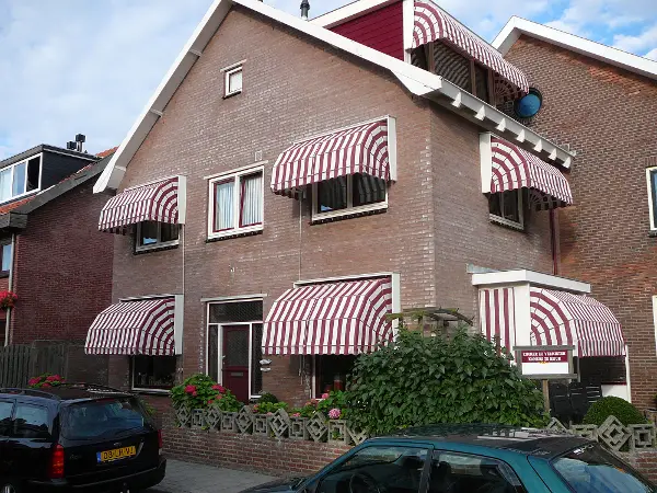 Zijaanzicht van woning Aanbeveler Leek