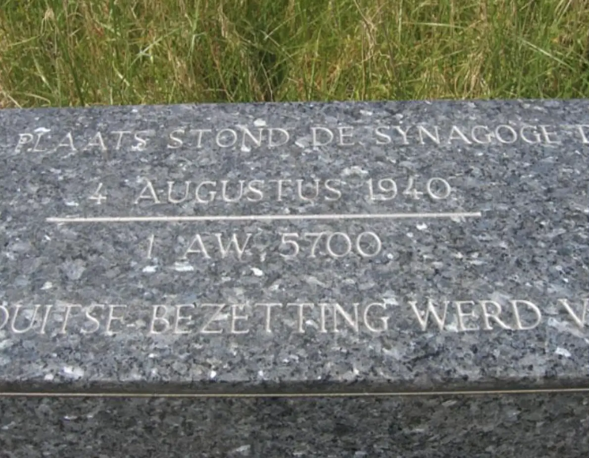 Gedenk monument: verwoeste synagoge (1940)