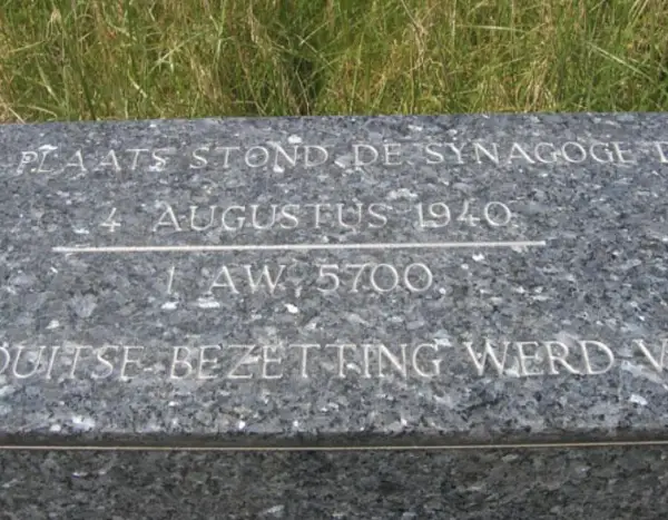 Gedenk monument: verwoeste synagoge (1940)