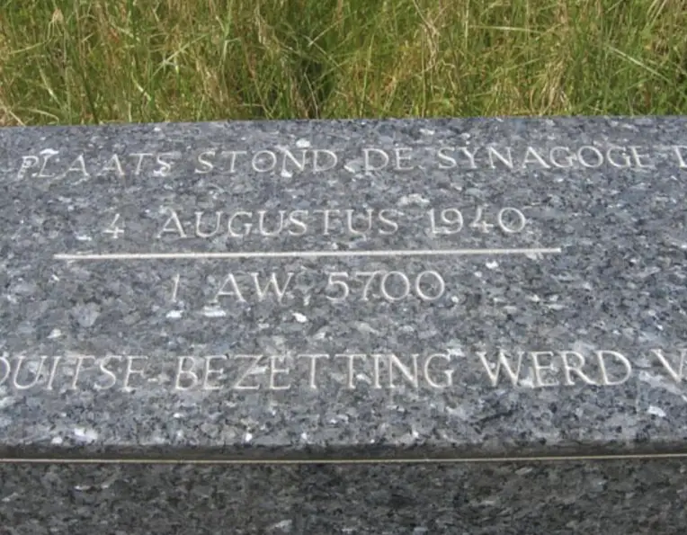 Gedenk monument: verwoeste synagoge (1940)